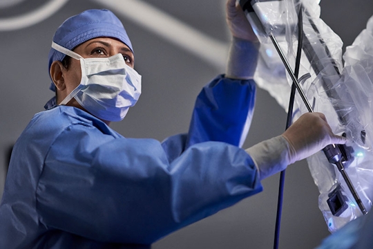 OR staff monitoring a da Vinci Xi system endoscope